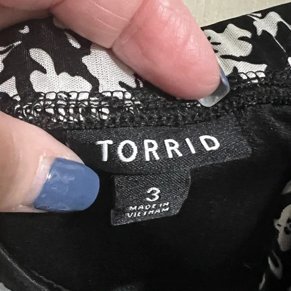 Torrid 3 3x plus size strapless satin black white floral Asian style tube top - Picture 6 of 6